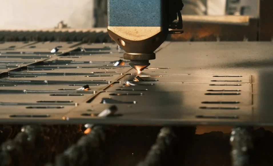 Laser cutting head cutting outlines in sheet metal